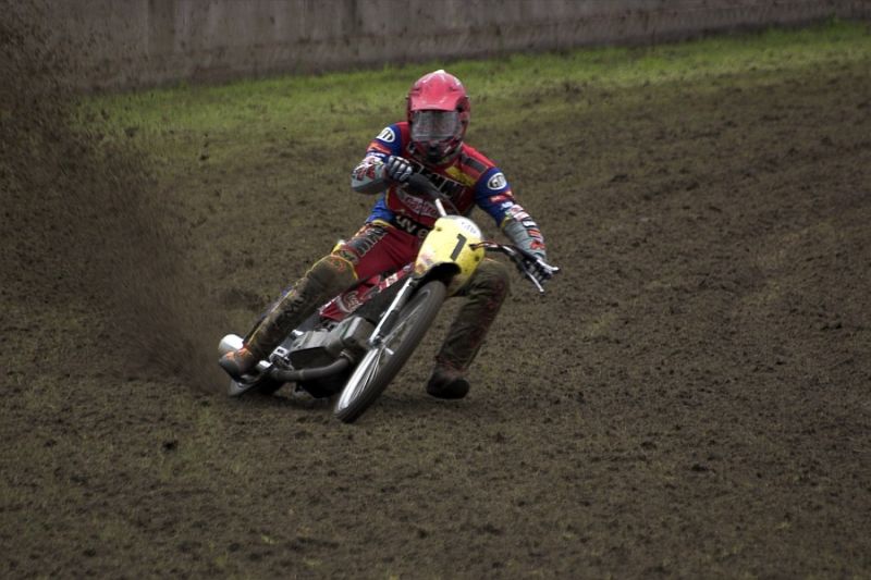 Roter Fahrer in der Kurve